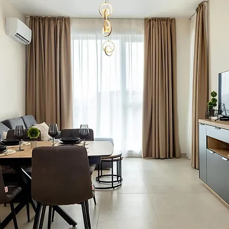 Апартаменти Modern With Balcony In C-max Center By Flat Manаger *